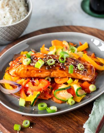 Teriyaki-Lachs mit buntem Gemüse