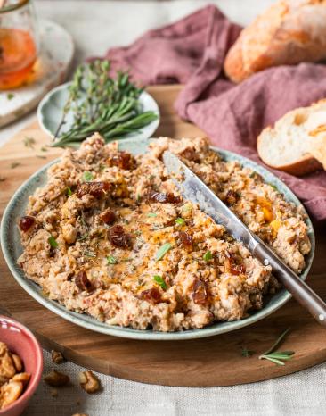 Camembert-Creme mit Walnüssen und Datteln