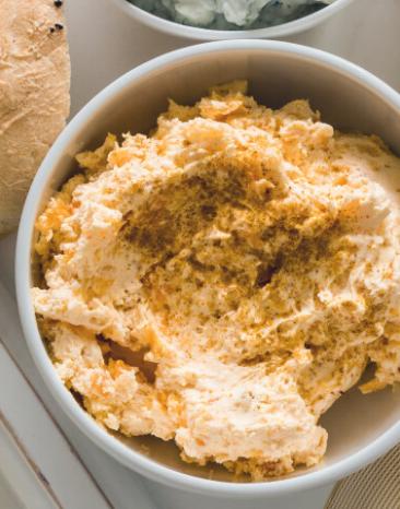 Fruchtiger Aprikosendip in einer Schüssel.