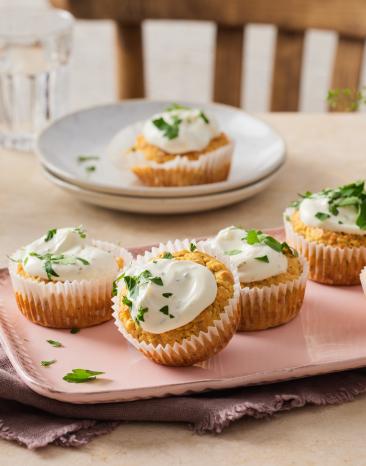 Herzhafte Muffins mit Gemüse mit Kräutern getoppt