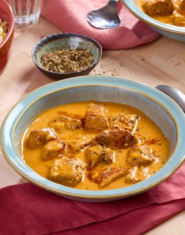 Rahmgulasch vom Kalb mit Sauce in einem tiefen Teller.