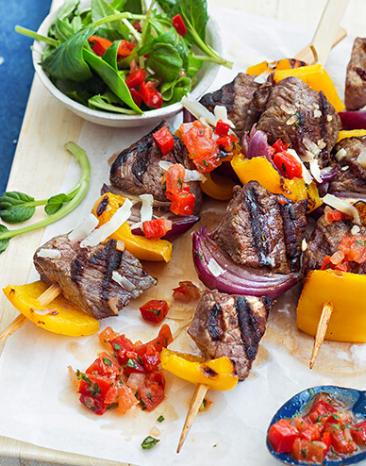 Paprika-Rindfleischspieße mit würziger Salsa