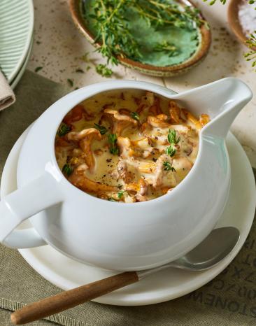 Pfifferlingsauce in einer Sauciere