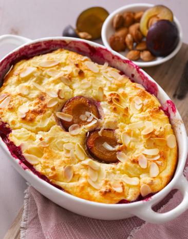 Polenta-Quarkauflauf mit Pflaumen