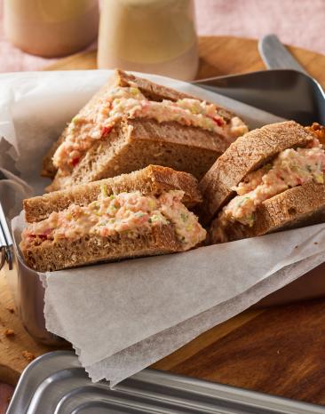 Schnelle Geflügelsalat-Sandwiches belegte Brote in einer Lunchbox.