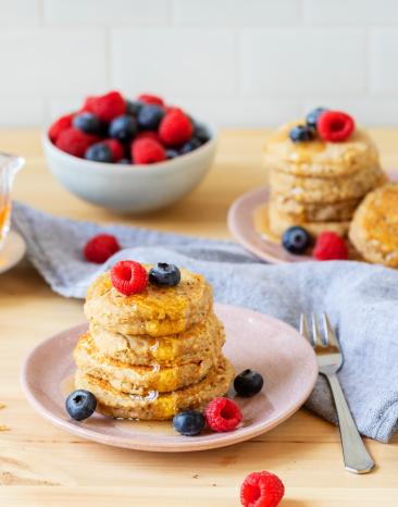Bananen-Pancakes ohne Ei mit frischen Beeren