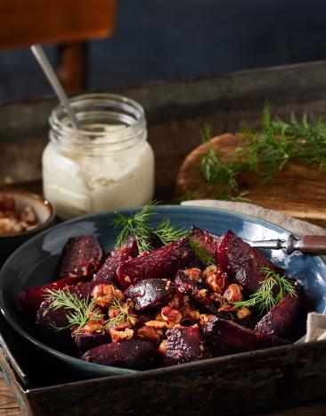 Lauwarmer Rote-Bete-Salat mit Joghurt-Feta-Dressing