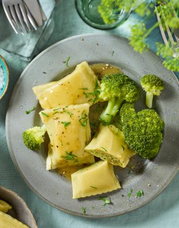 Maultaschen mit Brokkoli und Zwiebelsauce