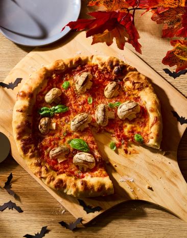 Neapolitanische Pfannenpizza mit Totenkopf-Pilzen