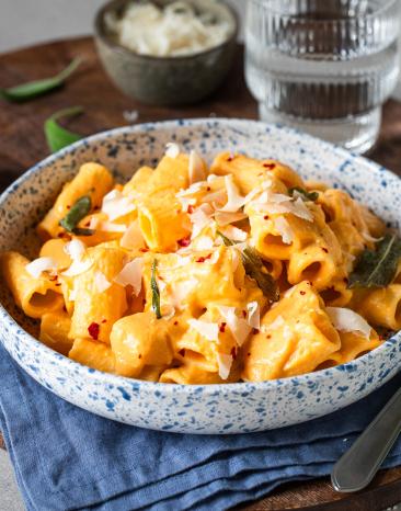 Salbei-Butternut-Rigatoni mit Ricotta in einem tiefen Teller.