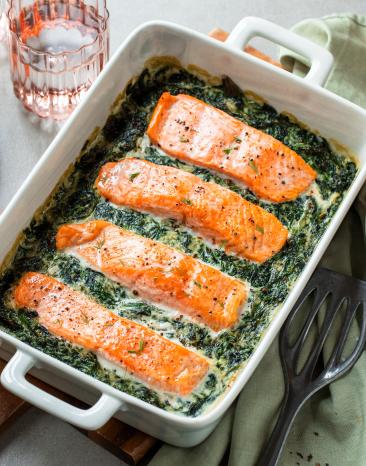 Spinat-Lachs-Auflauf in einer Auflaufform