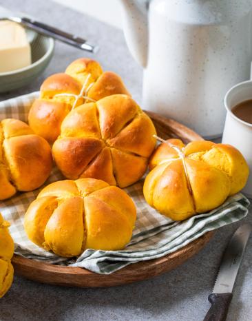 Süße Kürbisbrötchen zu Halloween