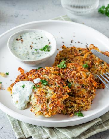 Zucchini-Kartoffel-Puffer mit veganem Kräuterdip