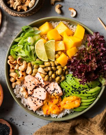 Fruchtige Bowl mit Lachs und Mango