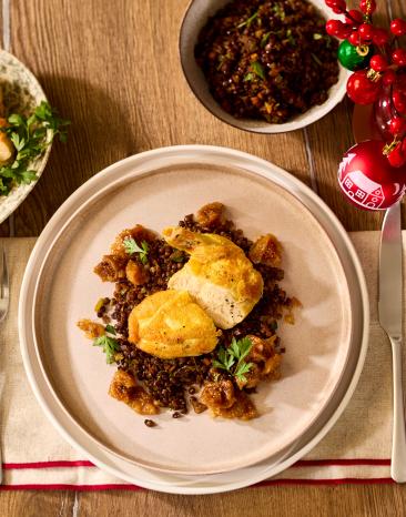 Gebratene Maispoularde auf Balsamico-Linsen mit Feigen-Chutney