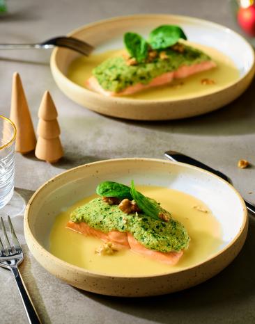Gedämpftes Lachsfilet mit Spinat-Walnuss-Haube und Buttersauce
