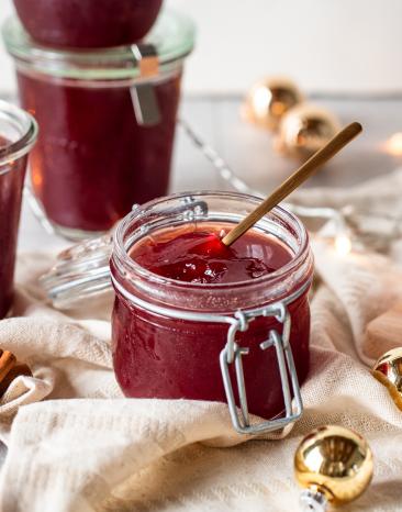 Roter Geele in vier Gläschen zum verstreichen auf dem Brötchen angerichtet.