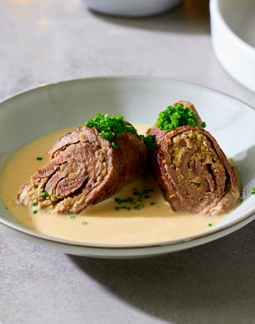 Kalbsrouladen mit Pilz-Maronen-Füllung und Rahmsauce