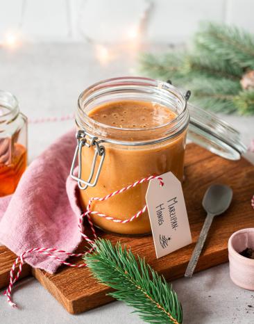 Cremig samtiger Honig mit feiner Marzipannote im Gläschen angerichtet.