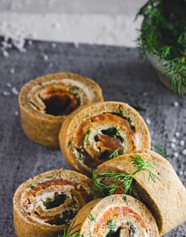 Pfannkuchen-Röllchen mit Frischkäse und Lachs
