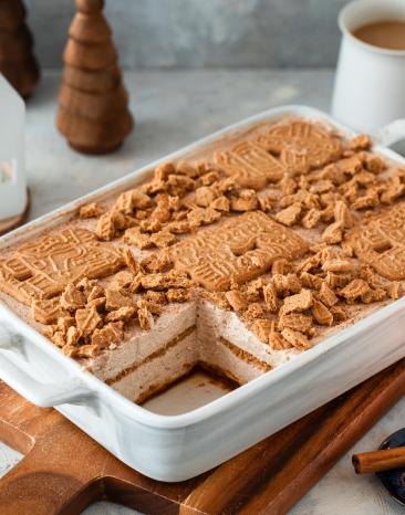 Weihnachtliches Tiramisu ohne Ei mit Spekulatius in einer Auflaufform.