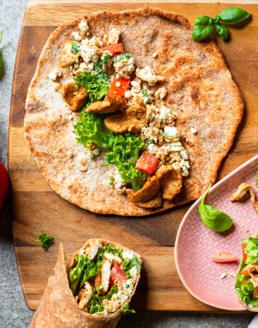 High Protein Wraps auf einem Holzbrett