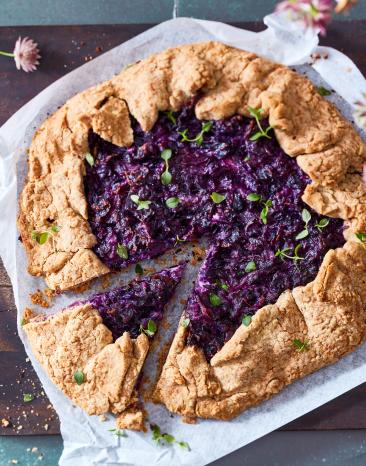 Rotkohl Galette auf einem Teller.
