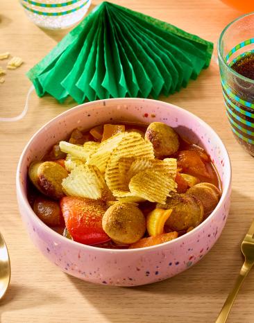 Currywurst-Eintopf mit Cola und Kartoffelchips