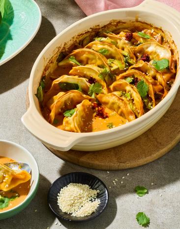 Dumplings mit Pak Choi in roter Curry-Sauce