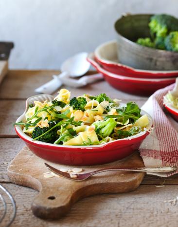 Lauwarmer Brokkoli mit Rosinen und Pinienkernen in einer Schüssel