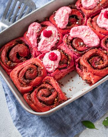 Pinke Zimtschnecken mit Himbeerfrosting