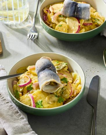 Rollmops-Kartoffelsalat mit Apfel und Zwiebel