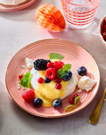 Baisernester mit Lemon Curd und frischen Beeren