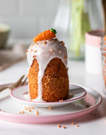Karotten-Nuss-Kuchen mit Orange und Zuckerguss verziert.