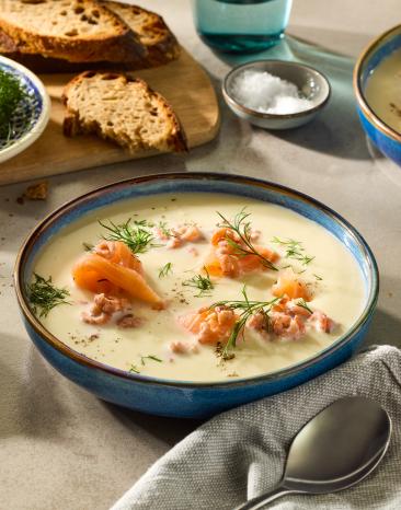 Nordische Kartoffel-Lauch-Suppe mit Lachs und Krabben