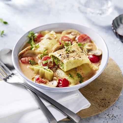 Maultaschen mit Tomaten in einer Schüssel.