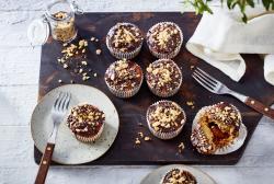 Schoko-Muffins mit Erdnüssen auf einem Tablett.