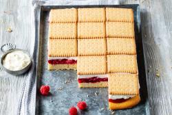 Butterkekskuchen mit Himbeeren