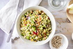 Roher Brokkoli-Salat mit Apfel in einer Schale.