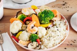 Garnelen mit Gemüse und Reis